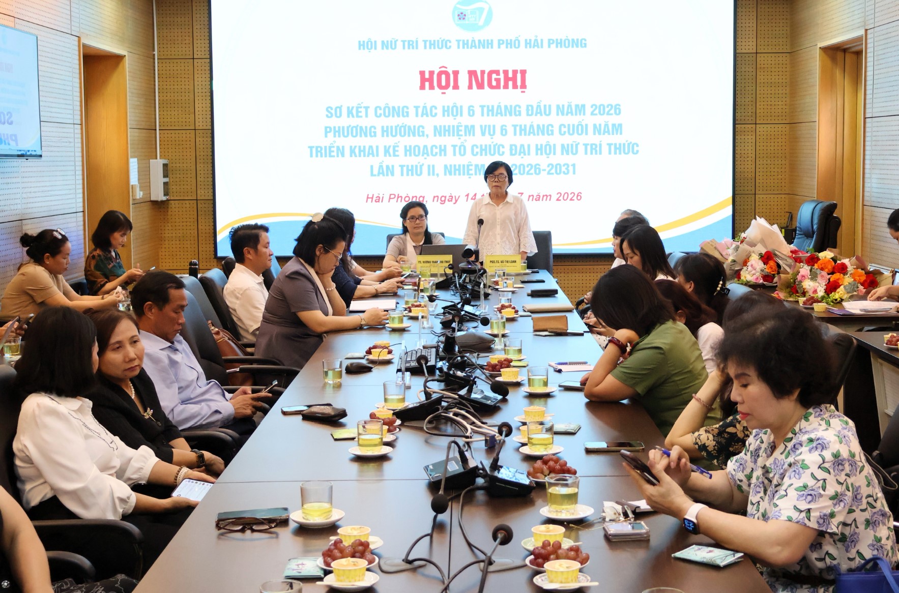 PGS.TS Vũ Thị Loan, Chủ tịch Hội Nữ trí thức thành phố chủ trì Hội nghị.