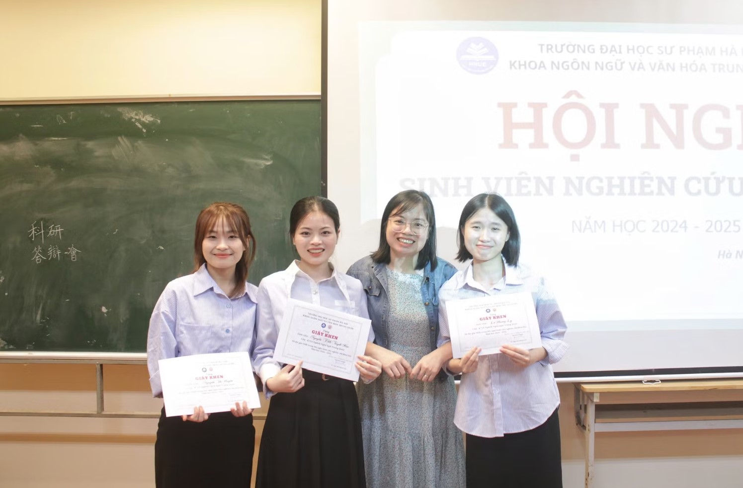 Tuyết Mai  (Thứ 2 từ trái qua) tham gia nghiên cứu khoa học cùng giáo viên hướng dẫn.