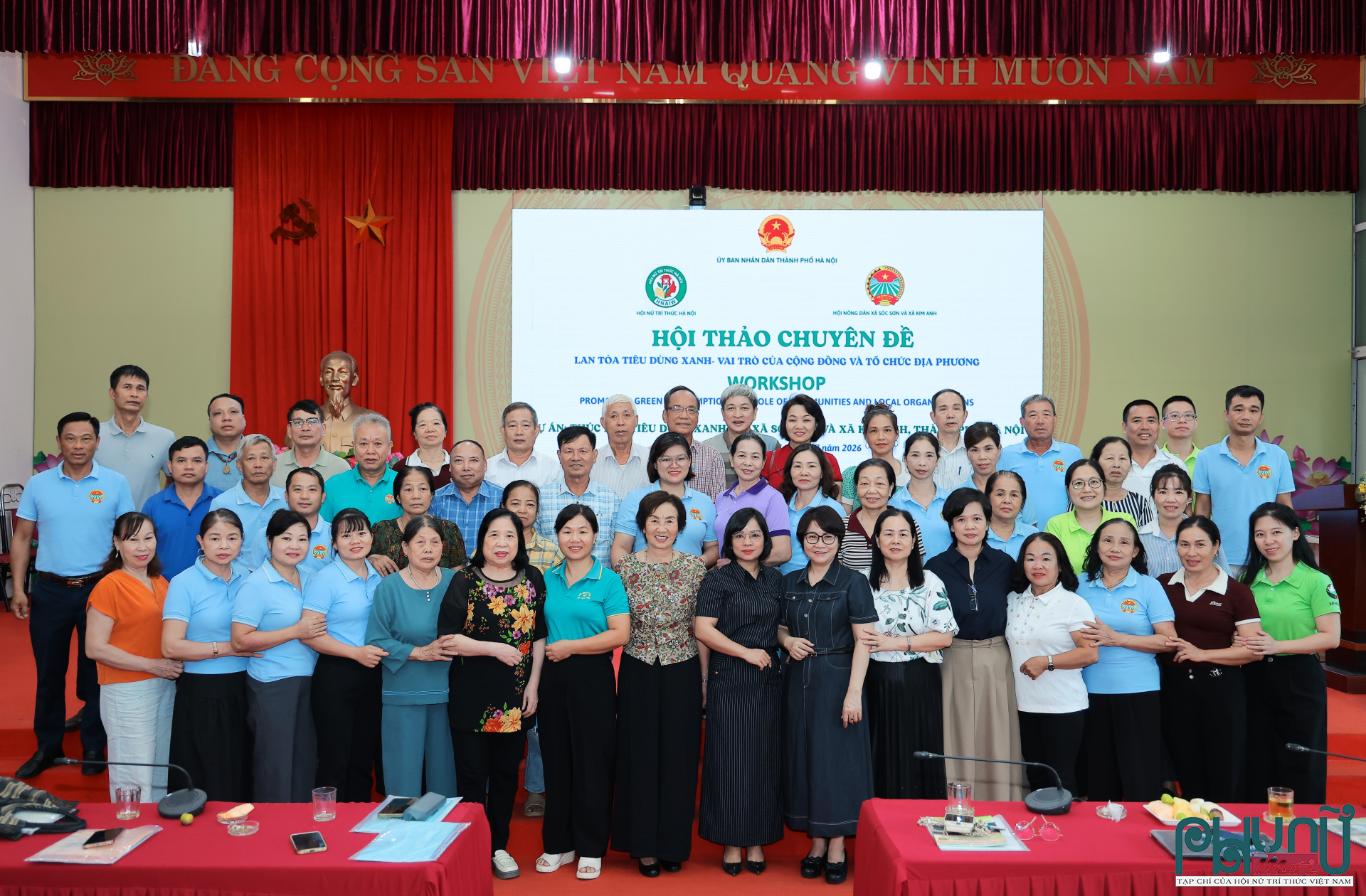 Các đại biểu chụp ảnh lưu niệm