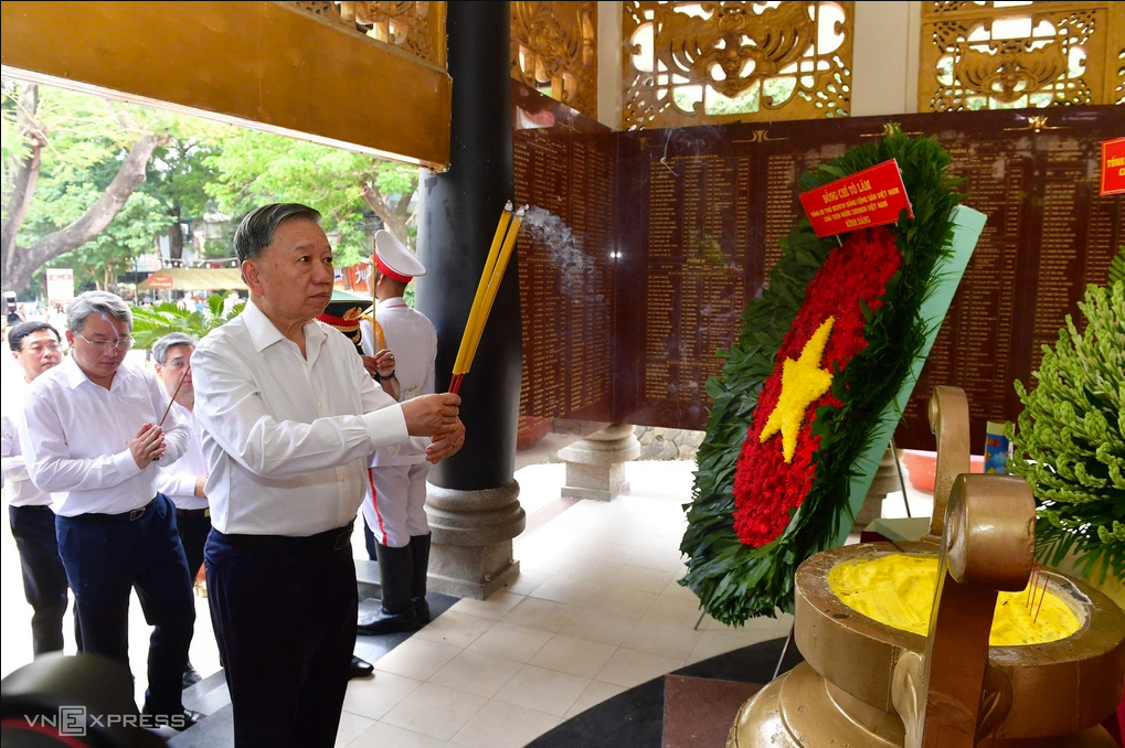 Tổng Bí thư, Chủ tịch nước Tô Lâm dâng hương các anh hùng liệt sĩ tại công viên Lê Thị Riêng. Ảnh: VnExpress