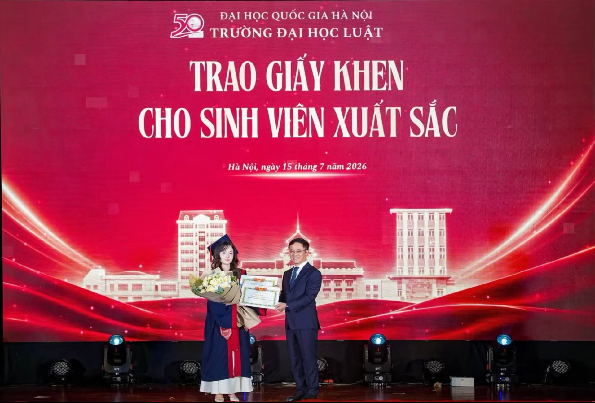 Nguyễn Thị Uyển Trân nhận Giấy khen dành cho sinh viên Xuất sắc tại Lễ tốt nghiệp khóa QH-2022 (K67) của trường ĐH Luật (ĐHQG Hà Nội) ngày 15/7 vừa qua.