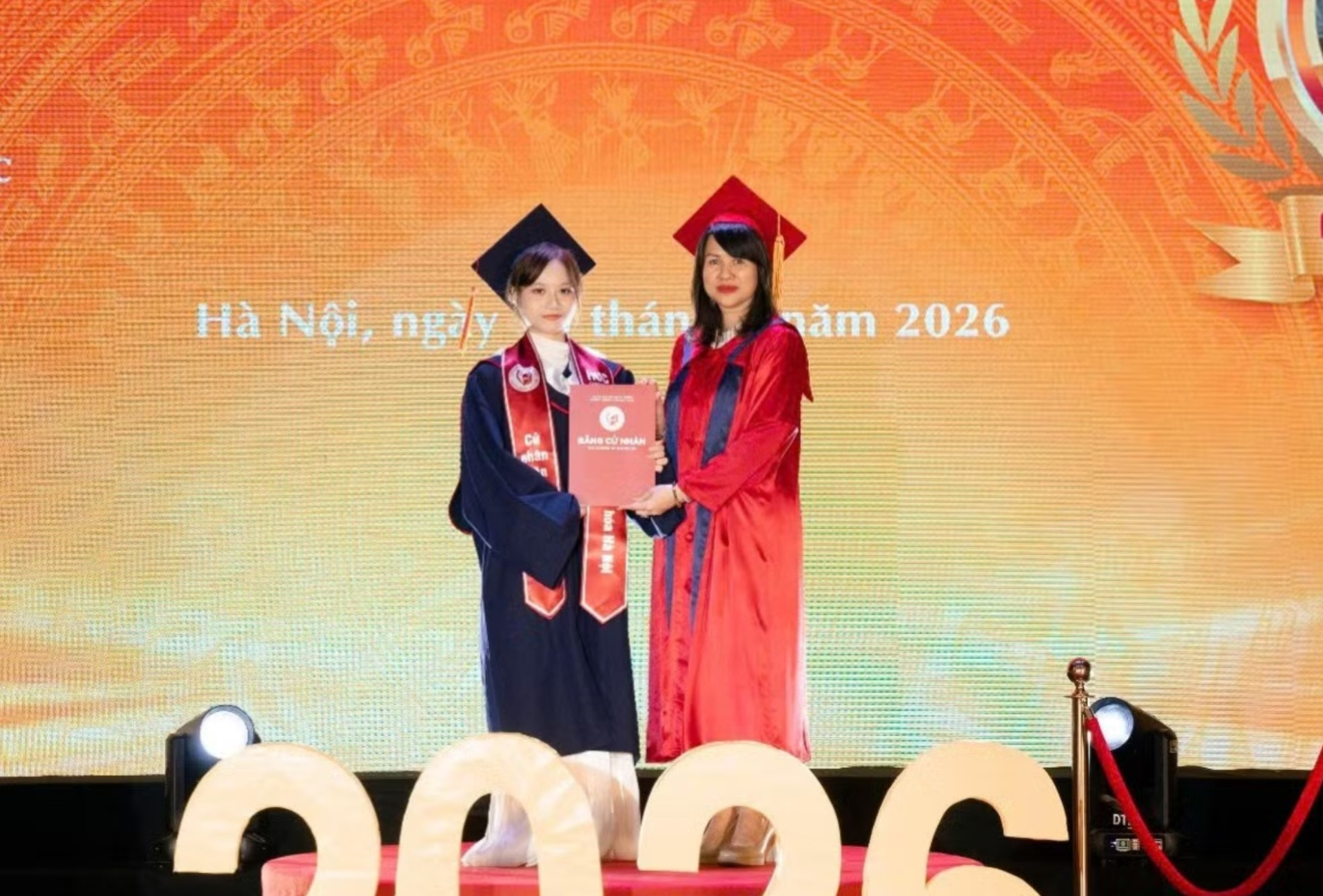 Phan Đoàn Yến Nhi nhận bằng cử nhân xếp loại Xuất sắc, chuyên ngành Ngôn ngữ Anh