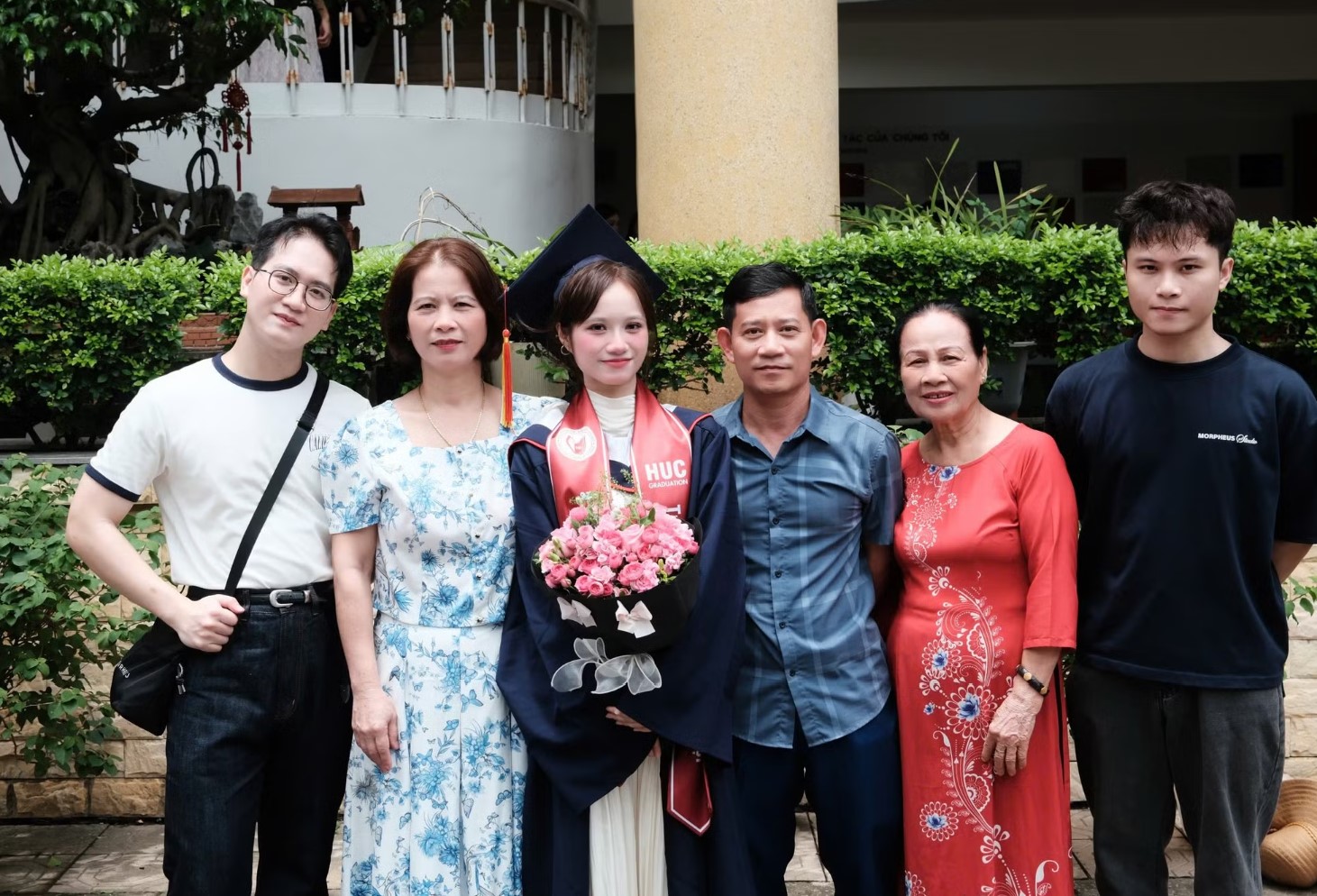 Phan Đoàn Yến Nhi cùng gia đình tại buổi lễ tốt nghiệp