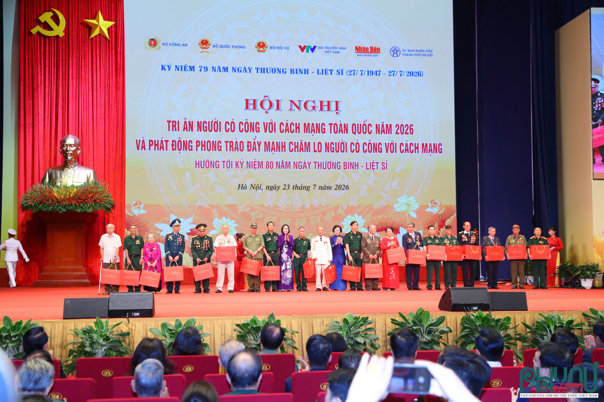 Phó Thủ tướng Phạm Thị Thanh Trà; Phó Chủ tịch Quốc hội Nguyễn Thị Thanh tặng quà người có công và thân nhân liệt sĩ