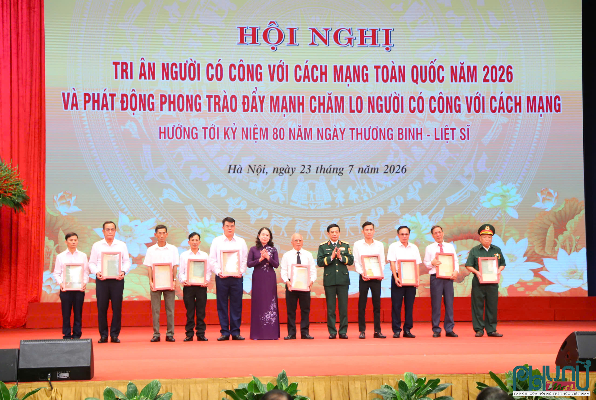 Phó Thủ tướng, Bộ trưởng Bộ Quốc phòng, Đại tướng Phan Văn Giang; Phó Chủ tịch nước Võ Thị Ánh Xuân trao kỷ vật cho thân nhân các Anh hùng liệt sĩ
