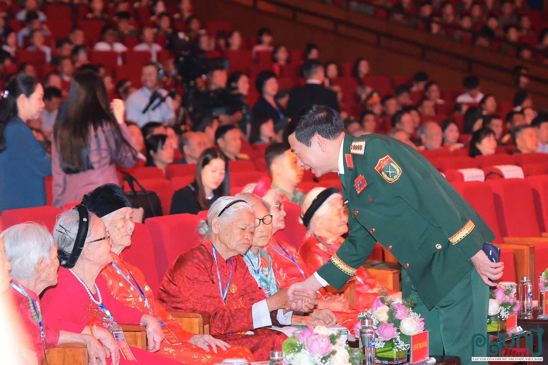 Phó Thủ tướng, Bộ trưởng Bộ Quốc phòng, Đại tướng Phan Văn Giang thăm hỏi các Mẹ Việt Nam Anh hùng