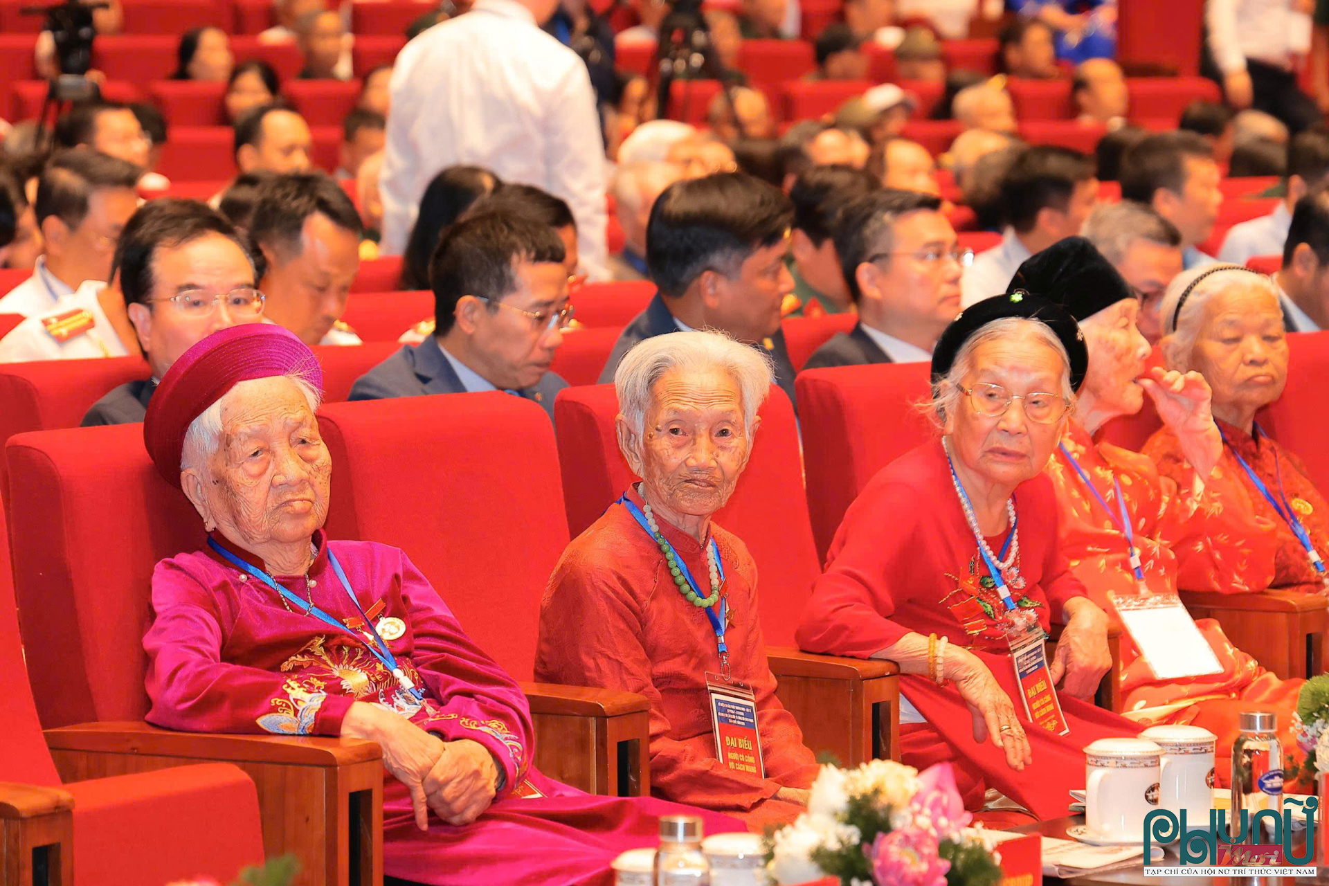 Các Mẹ Việt Nam Anh hùng dự Hội nghị