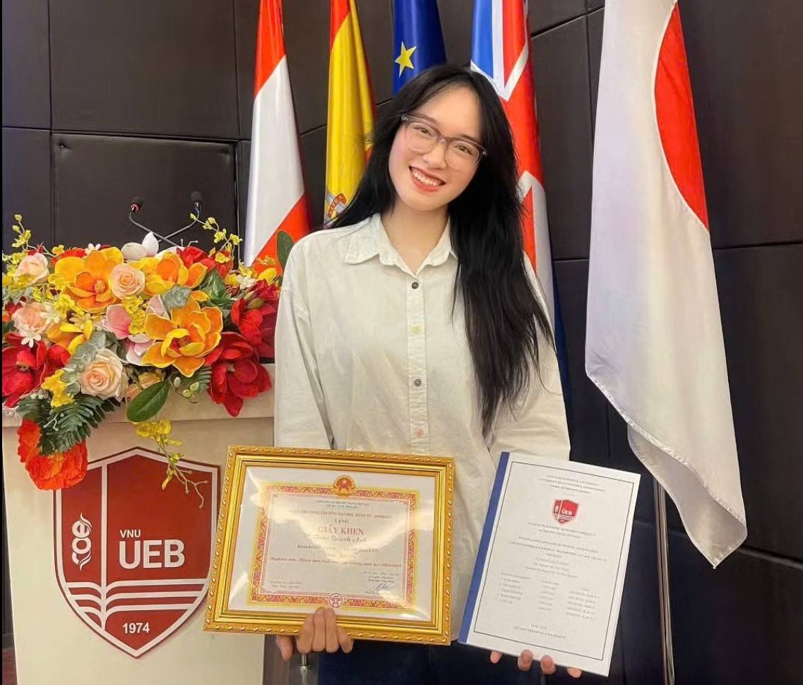 Tốt nghiệp thủ khoa ngành Kinh tế, Trường Đại học Kinh tế (Đại học Quốc gia Hà Nội) với GPA 3,87/4,0, Trần Quỳnh Anh gây ấn tượng không chỉ bởi thành tích học tập xuất sắc mà còn bởi niềm đam mê nghiên cứu khoa học được bồi đắp trong suốt bốn năm đại học.