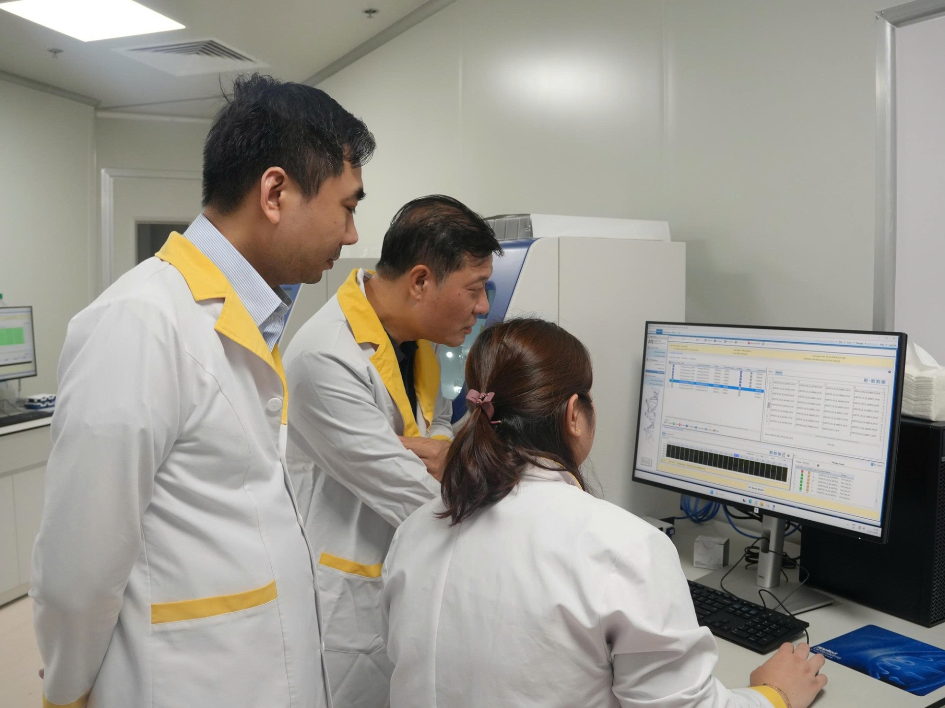 Các nhà nghiên cứu dự án đang kiểm tra kết quả giải mã gen tại phòng Lab