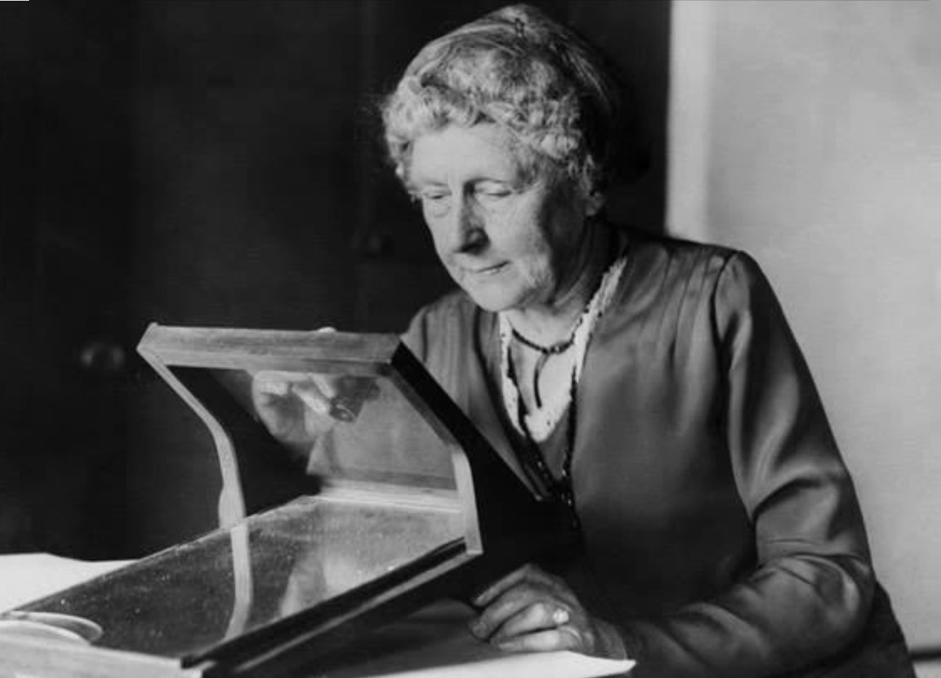 Annie Jump Cannon phát hiện khoảng 300 sao biến quang và 5 sao tân tinh