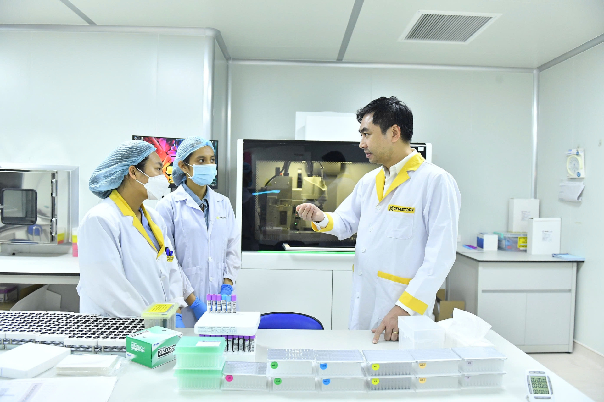 TS. Võ Sỹ Nam thảo luận với cộng sự nhóm nghiên cứu về công nghệ giải mã gen