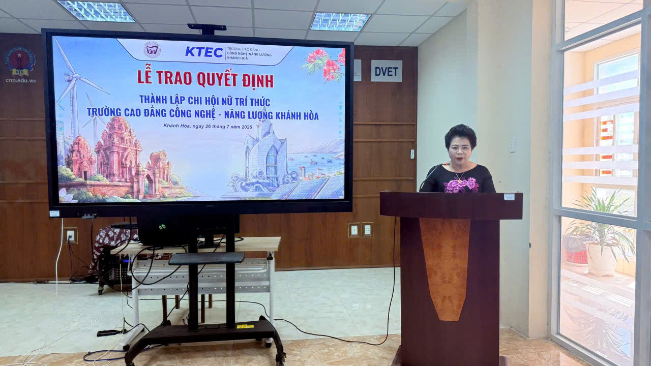 NGƯT.PGS.TS Nguyễn Thị Thúy Hường, Ủy viên Ban Chấp hành Hội Nữ trí thức Việt Nam, Chi hội trưởng Chi hội Nữ trí thức tỉnh Khánh Hòa.