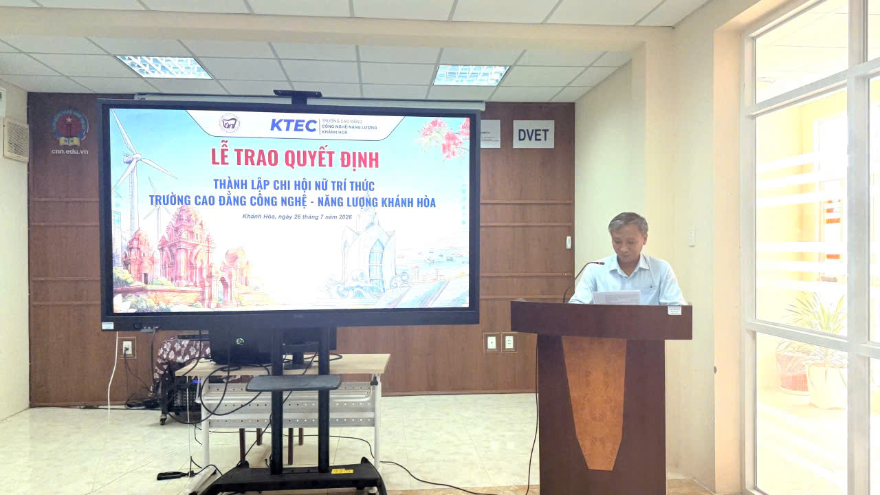 Đại diện lãnh đạo trường Cao đẳng Công nghệ - Năng lượng Khánh Hòa phát biểu tại buổi lễ
