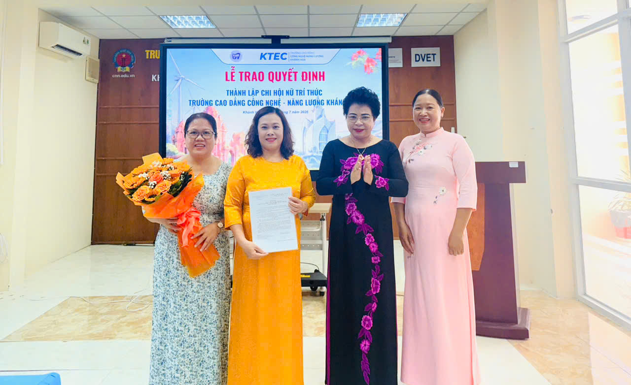 NGƯT.PGS.TS Nguyễn Thị Thúy Hường trao quyết định thành lập Chi hội và tặng hoa chúc mừng ThS. Huỳnh Ngọc Tường Vi cùng Ban Chấp hành Chi hội Nữ trí thức Trường Cao đẳng Công nghệ - Năng lượng Khánh Hòa.