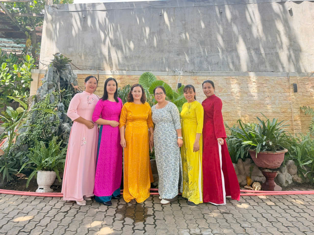Các đại biểu chụp ảnh lưu niệm