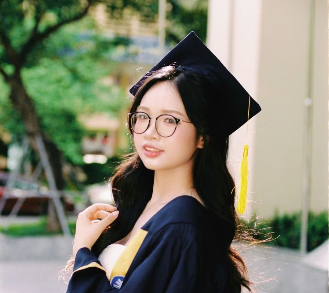 Nguyễn Thúy Hiền, từng đoạt giải Nhất học sinh giỏi quốc gia môn Lịch sử, trở thành thủ khoa đầu ra lớp K72 chất lượng cao, khoa Lịch sử, Trường ĐH Sư phạm Hà Nội.