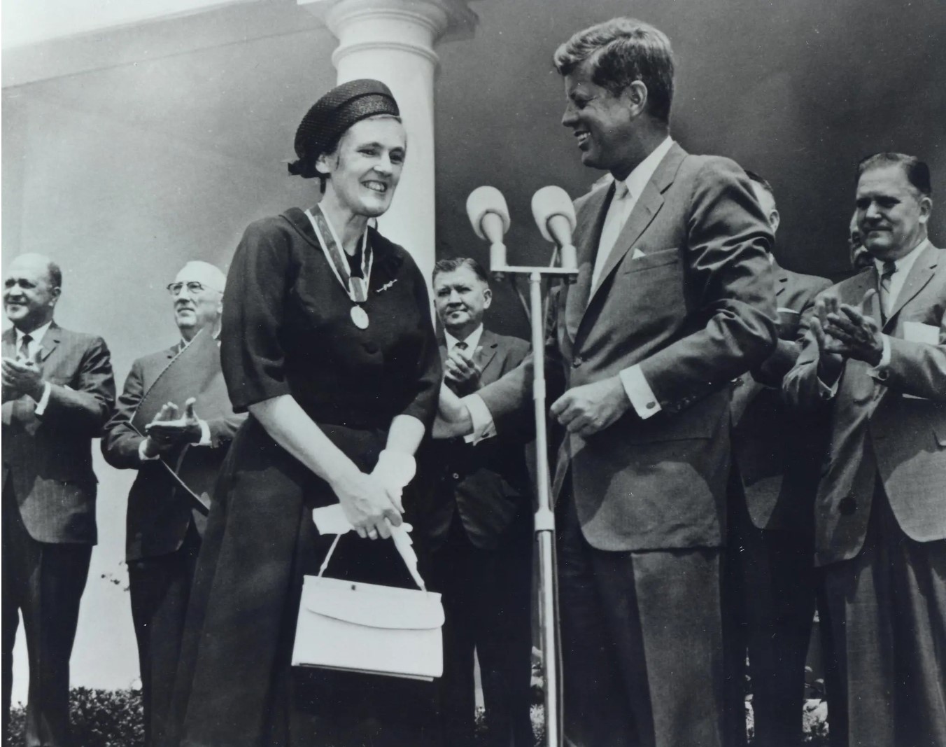 Tổng thống John F. Kennedy trao cho Frances Kelsey Giải thưởng của Tổng thống về Cống hiến Xuất sắc cho Công chức Liên bang