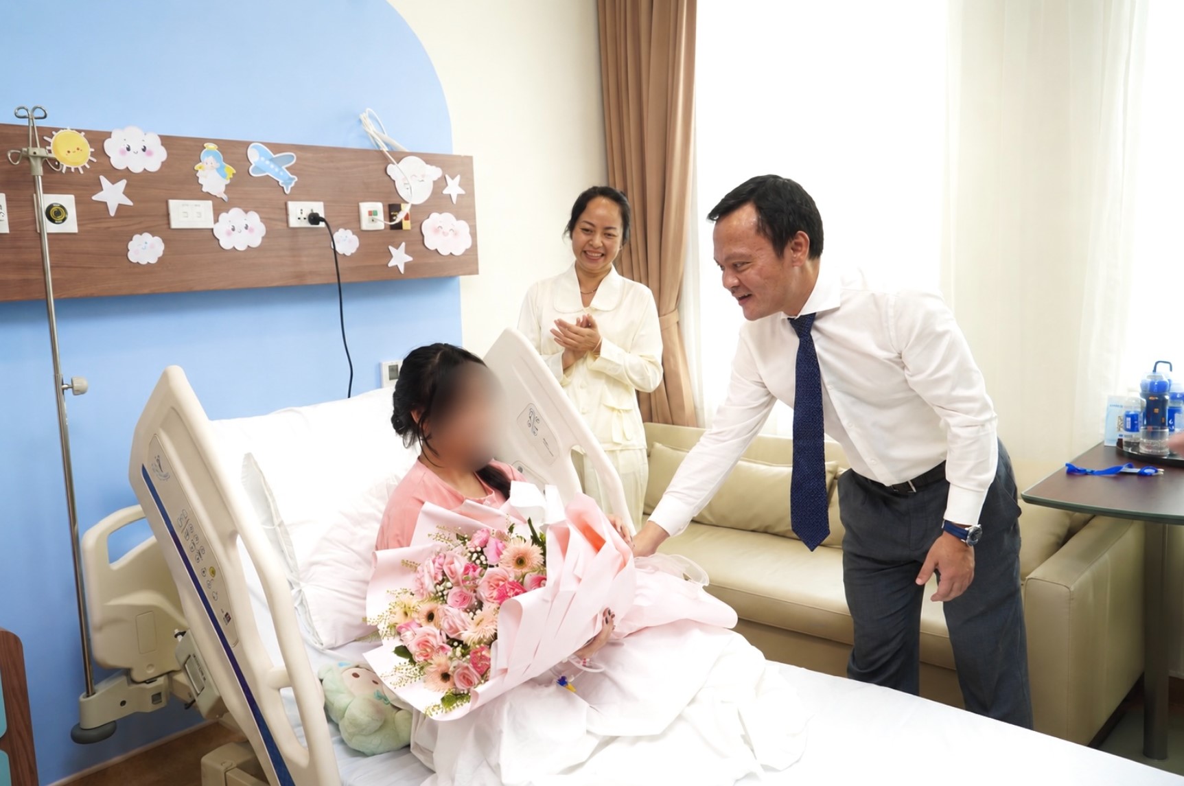 PGS.TS.BS Hoàng Quốc Cường – Giám đốc Sở Y tế Cần Thơ thăm hỏi bệnh nhân sau ca phẫu thuật tại Vinmec Cần Thơ.