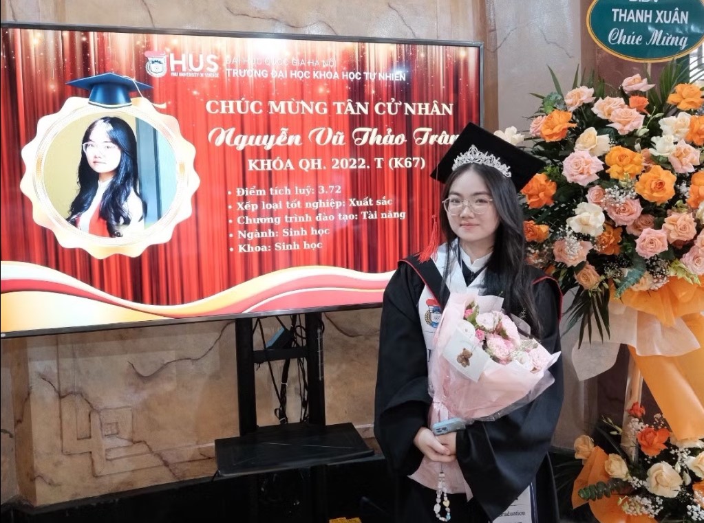 Nguyễn Vũ Thảo Trâm (sinh năm 2004), cử nhân ngành Sinh học, Trường Đại học Khoa học Tự nhiên (Đại học Quốc gia Hà Nội), không chỉ nhận gần 400 triệu đồng học bổng trong suốt 4 năm học mà còn giành nhiều giải thưởng nghiên cứu khoa học.