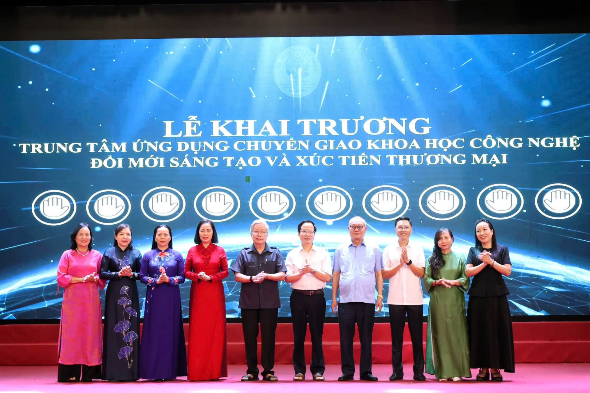 Đại biểu thực hiện nghi thức nhấn nút khai trương Trung tâm Ứng dụng chuyển giao Khoa học, công nghệ, Đổi mới sáng tạo và Xúc tiến thương mại.