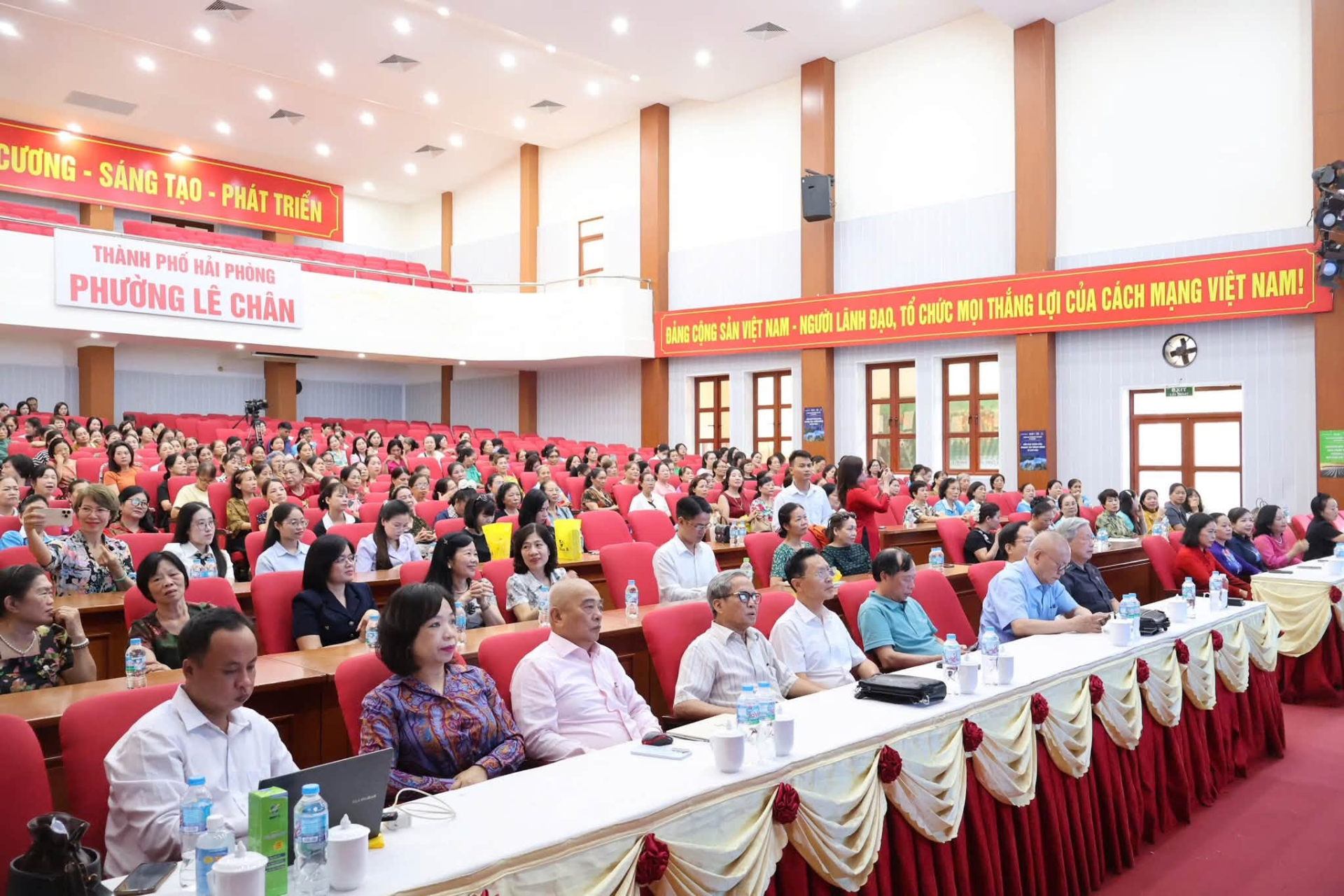 Các đại biểu tham dự chương trình