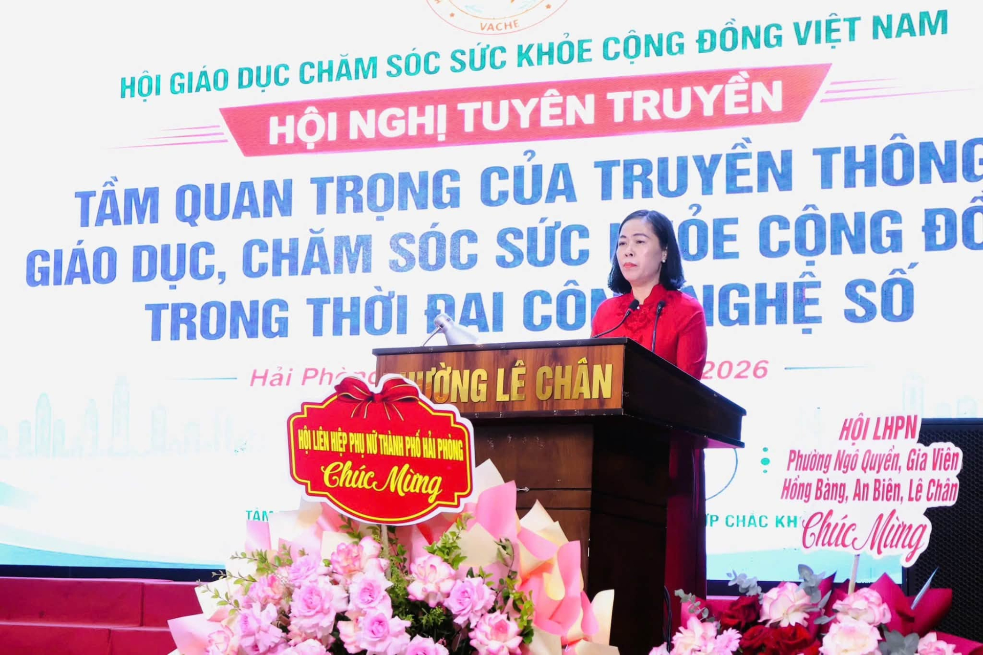 Bà Vũ Thị Kim Liên, Giám đốc Trung tâm Ứng dụng Chuyển giao KHCN, Đổi mới sáng tạo và Xúc tiến thương mại Hải Phòng, nguyên Chủ tịch Hội LHPN thành phố Hải Phòng phát biểu khai mạc chương trình