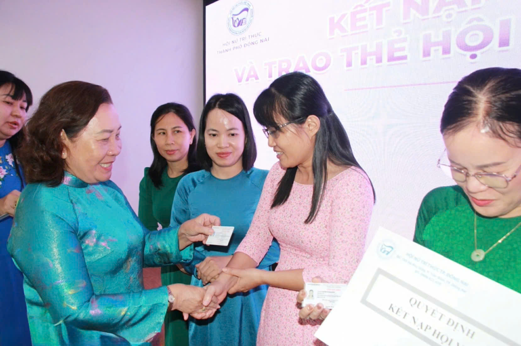 Tiến sĩ Nguyễn Thị Thu Lan, Chủ tịch Hội Nữ trí thức thành phố trao thẻ hội viên cho hội viên mới. 