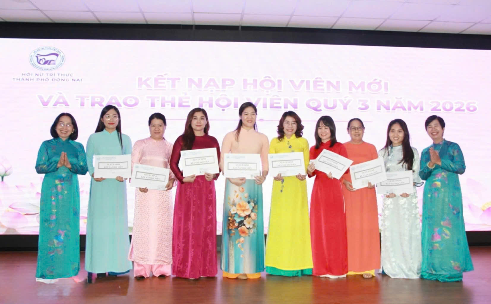 Hội viên mới nhận quyết định và thẻ hội viên tại hội nghị
