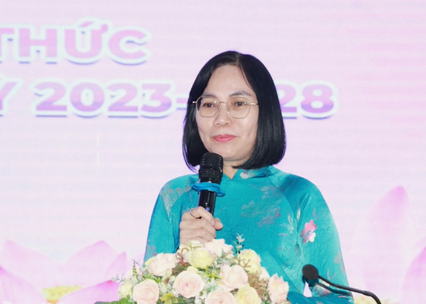 Thành ủy viên, Phó Chủ tịch UBND thành phố Nguyễn Thị Hoàng phát biểu tại hội nghị