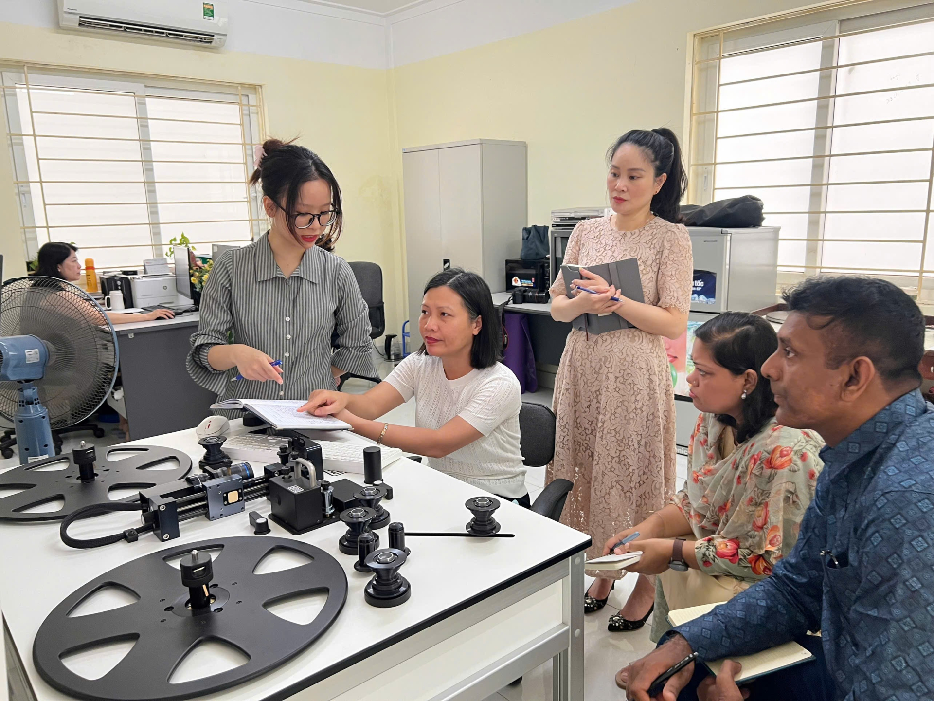Đoàn thực tập Viện Lưu trữ Phim Bangladesh làm việc, chia sẻ kinh nghiệm với các phòng chuyên môn tại Viện Phim Việt Nam