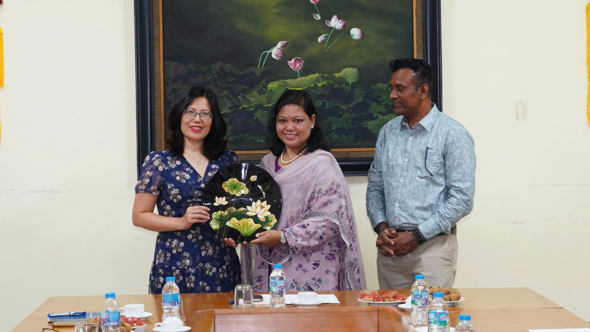 Bà Lê Thị Hà - Viện trưởng Viện Phim Việt Nam trao quà lưu niệm cho Đoàn thực tập Bangladesh