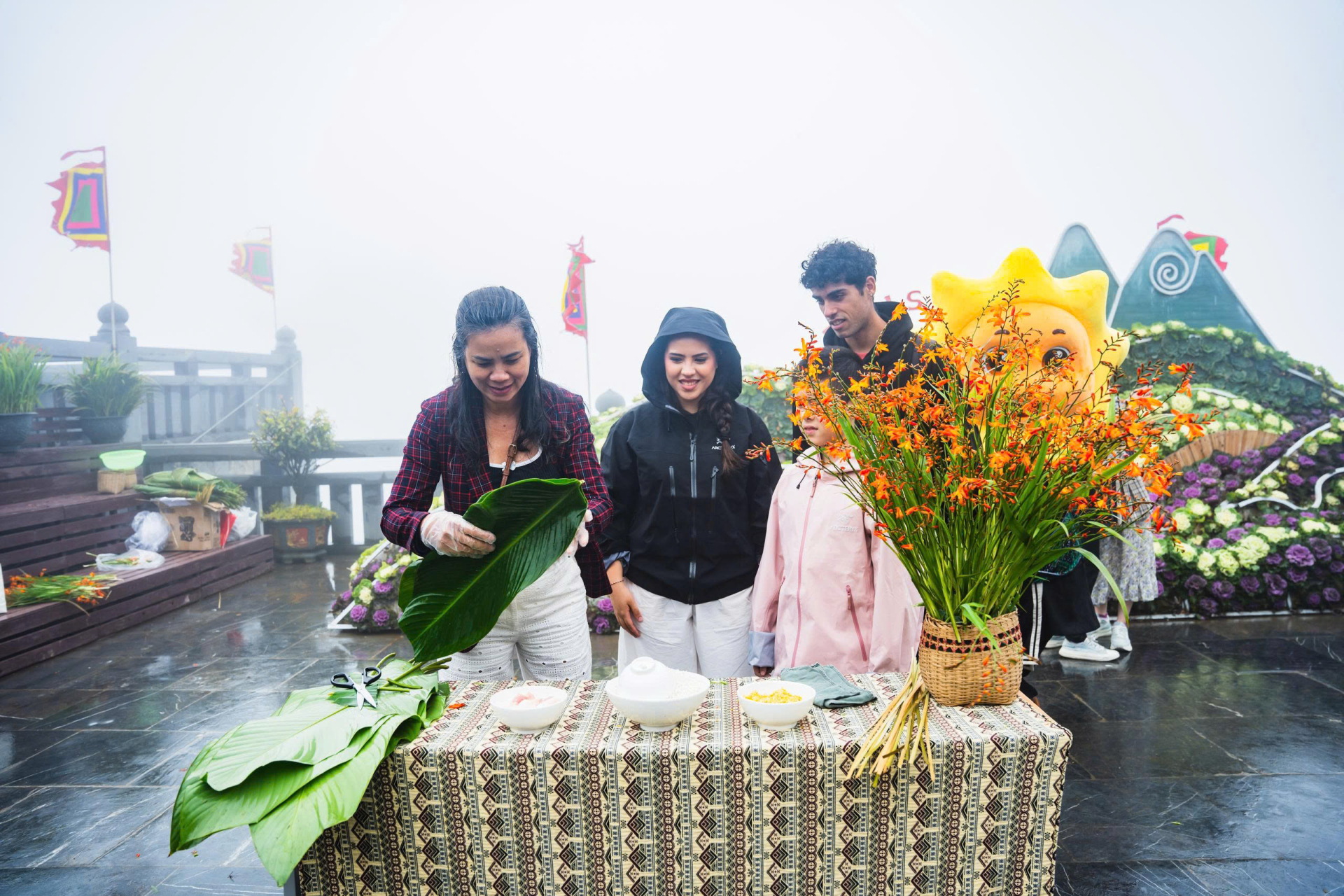 Du khách hào hứng tham gia thi gói bánh chưng và cắm hoa dơn thóc.
