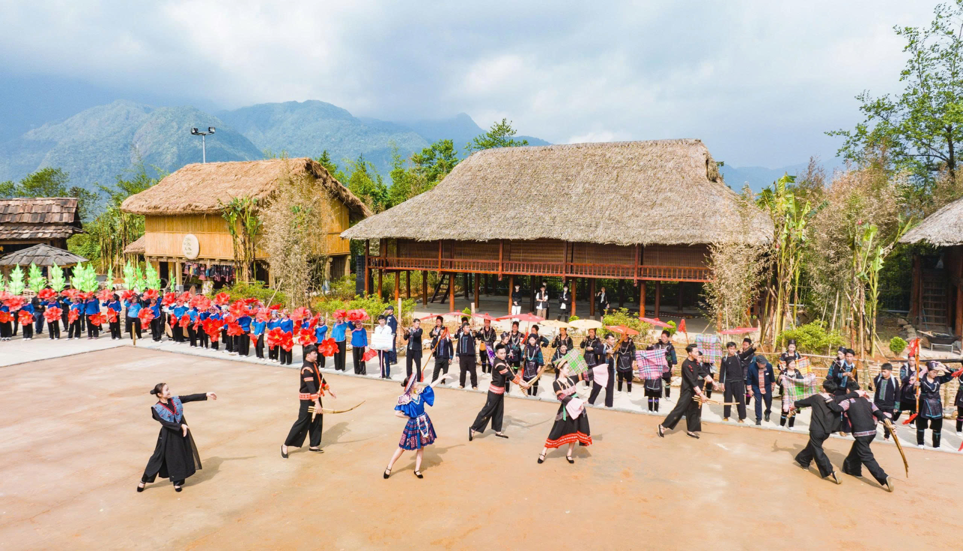 Nhiều hoạt động văn hóa thấm đẫm màu sắc bản địa vô cùng đặc sắc diễn ra tại Bản Mây.