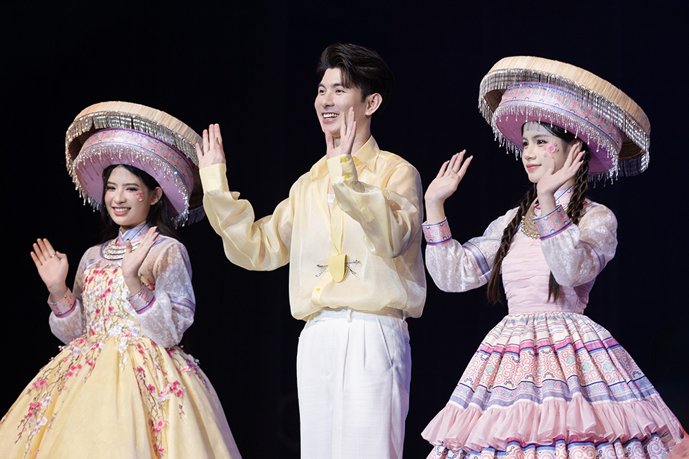 Thổ cẩm, chiếc ô Mèo hay hoa đào vì thế không đơn thuần là những chi tiết trang trí. Qua thời trang, chúng trở thành những dấu hiệu văn hóa giúp khán giả nhỏ tuổi có thêm một cách tiếp cận gần gũi với những giá trị truyền thống.