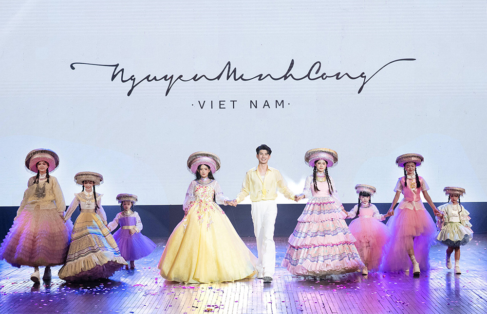 Không tái hiện nguyên bản trang phục của một dân tộc, NTK Nguyễn Minh Công lựa chọn cách chuyển hóa các yếu tố văn hóa vào ngôn ngữ thời trang trẻ em.
