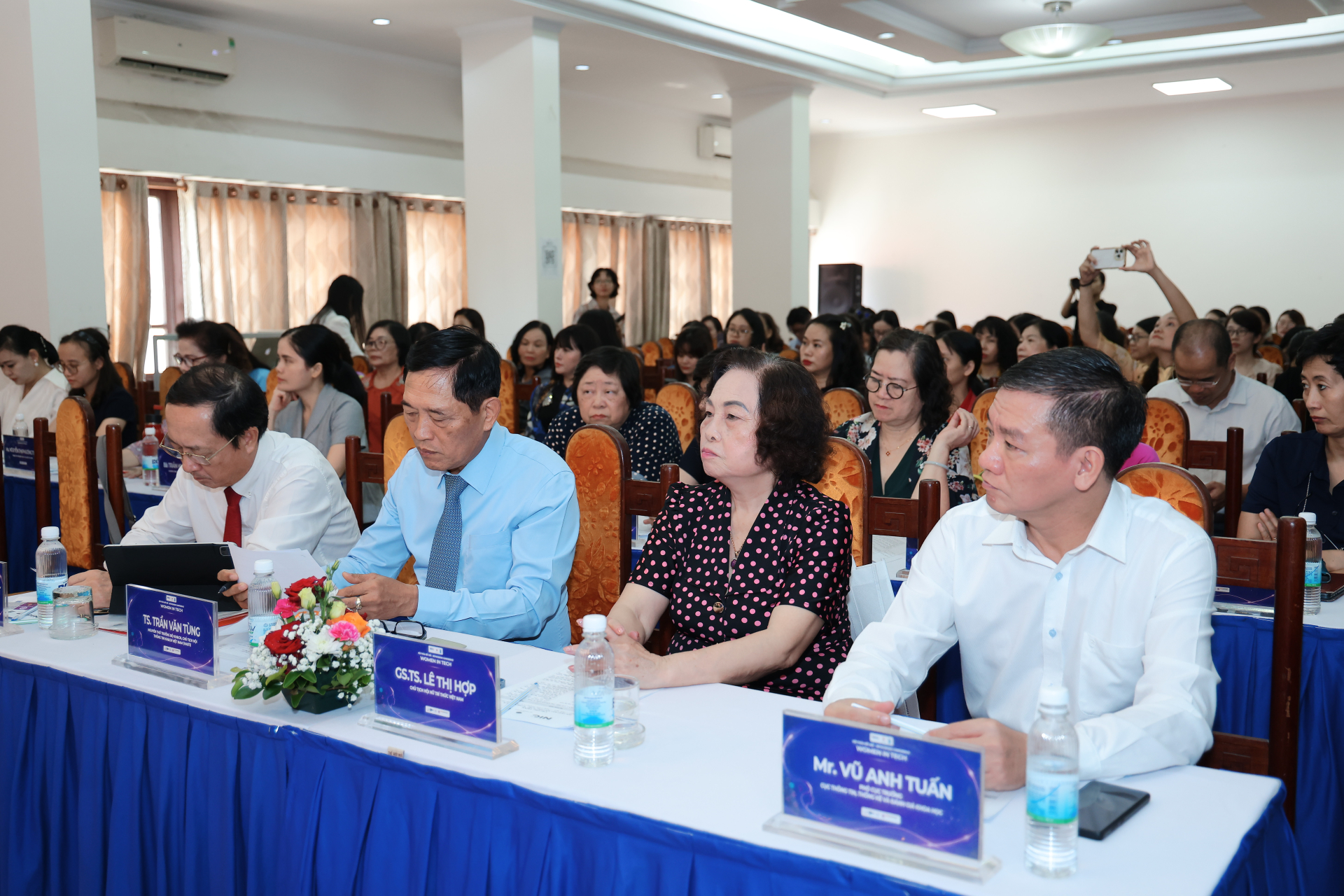 Các đại biểu tham dự Hội thảo