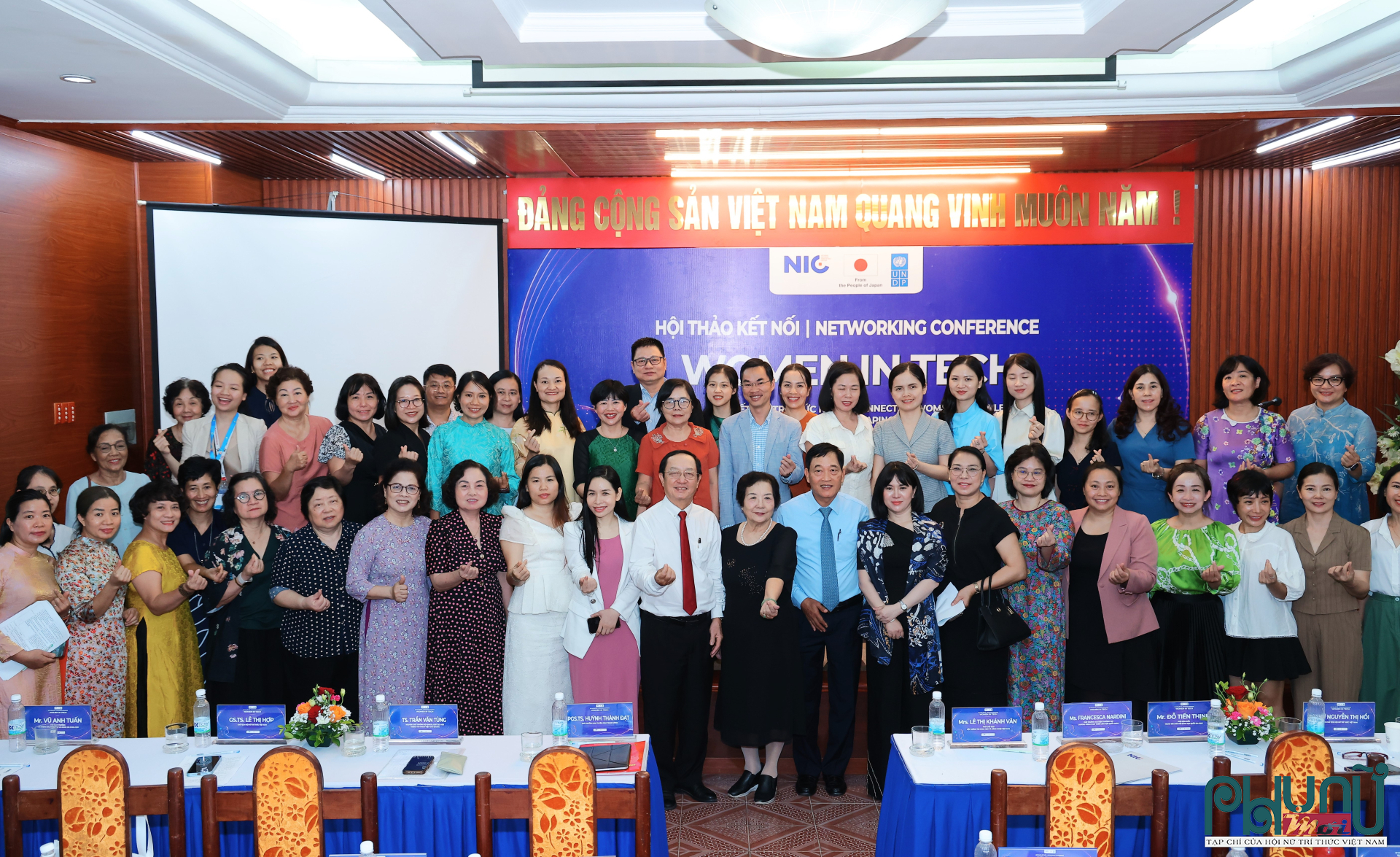 Các đại biểu chup ảnh lưu niệm