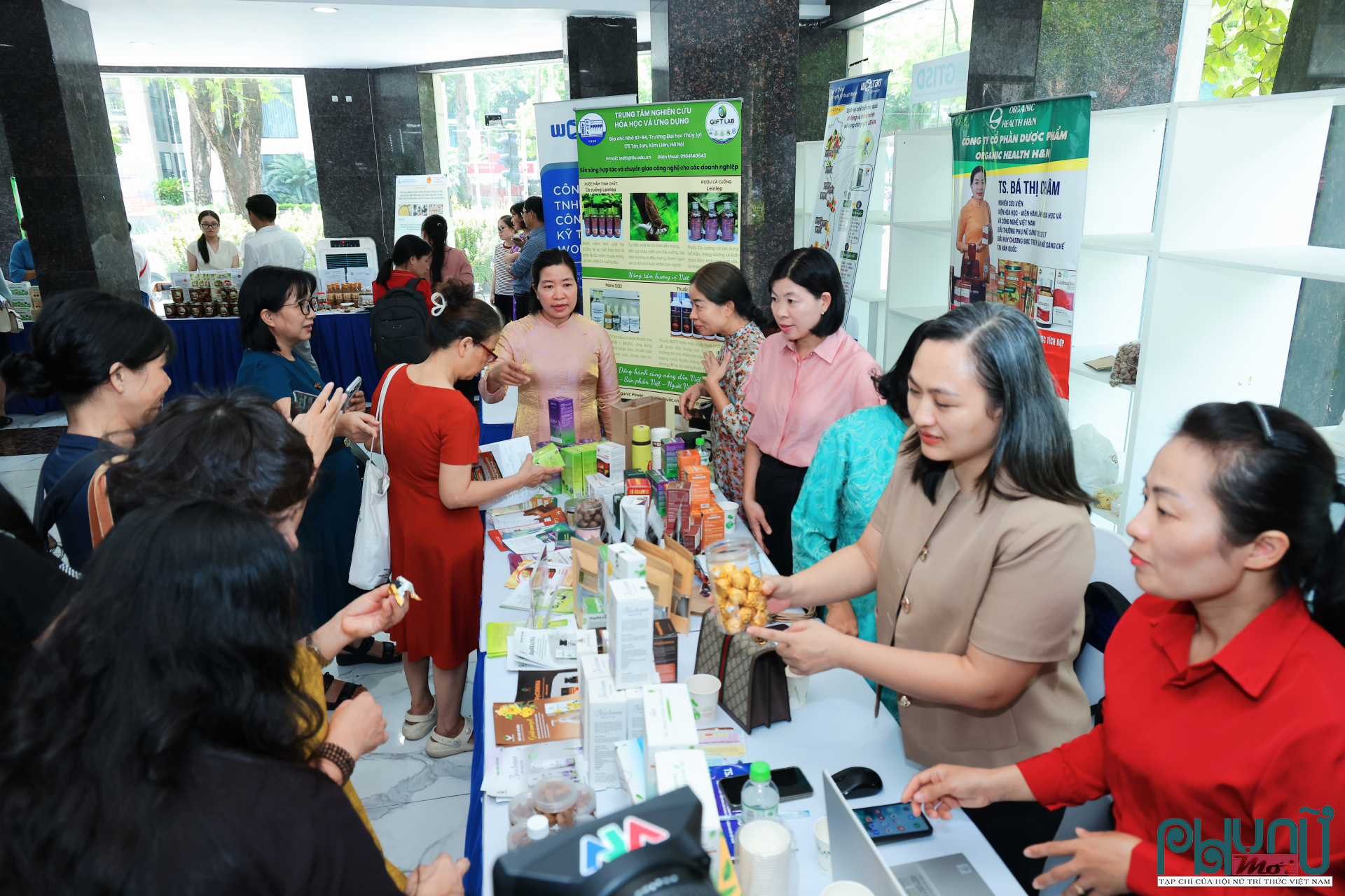 Các sản phẩm nghiên cứu của các nhà khoa học được giới thiệu tại không gian sự kiện, thu hút sự quan tâm của đông đảo khách tham dự.