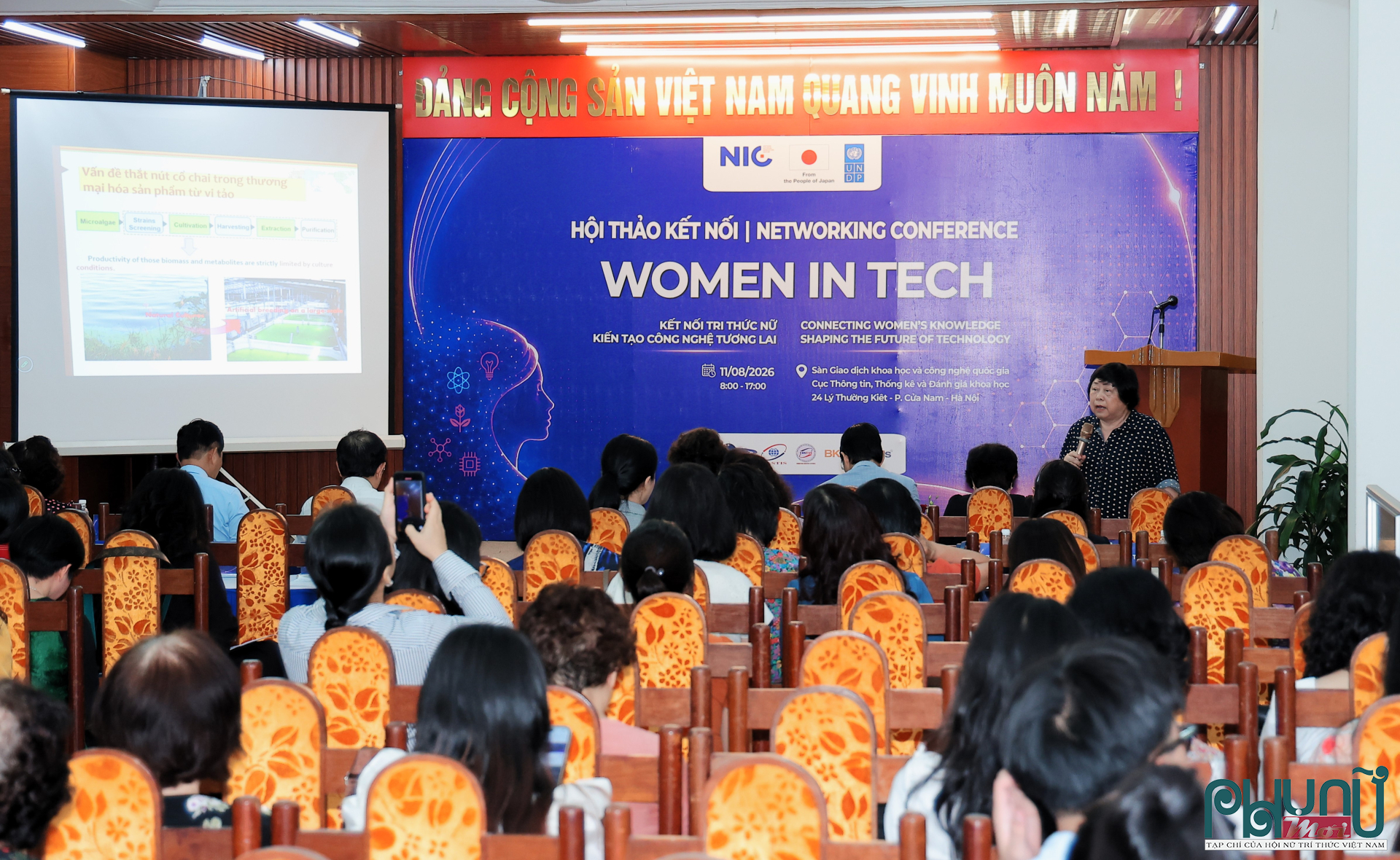 GS.TS Đặng Diễm Hồng trình bày công nghệ nuôi trồng vi tảo giàu dinh dưỡng ở quy mô công nghiệp và bán công nghiệp tại Hội thảo Kết nối công nghệ - Women in Tech, diễn ra sáng 11/8.