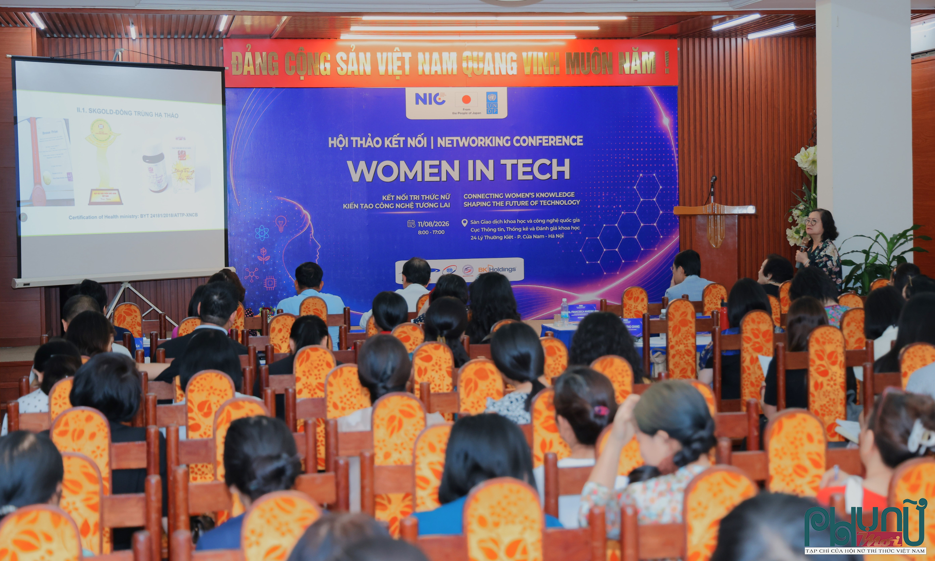 GS.TS Lê Mai Hương trình bày công nghệ sản xuất các chất hỗ trợ điều trị ung thư từ nấm dược liệu, cùng công nghệ sản xuất hệ nano kháng sinh thảo dược từ tỏi kết hợp nano bạc và hệ nano tổ hợp kháng sinh Doxycyclin - Florfenicol - nano bạc tại Hội thảo Kết nối công nghệ - Women in Tech, diễn ra sáng 11/8.