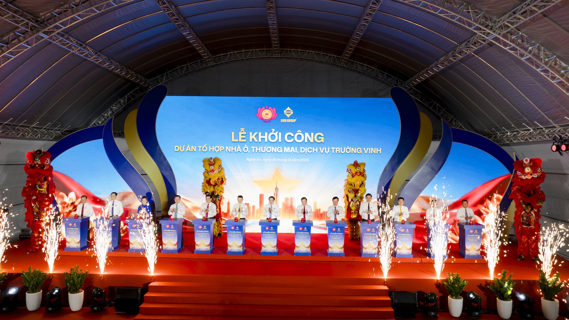 Các đại biểu thực hiện nghi thức khởi công Tổ hợp nhà ở, thương mại dịch vụ Trường Vinh quy mô gần 9.000 tỷ đồng sáng 19/8. Ảnh: Ánh Dương