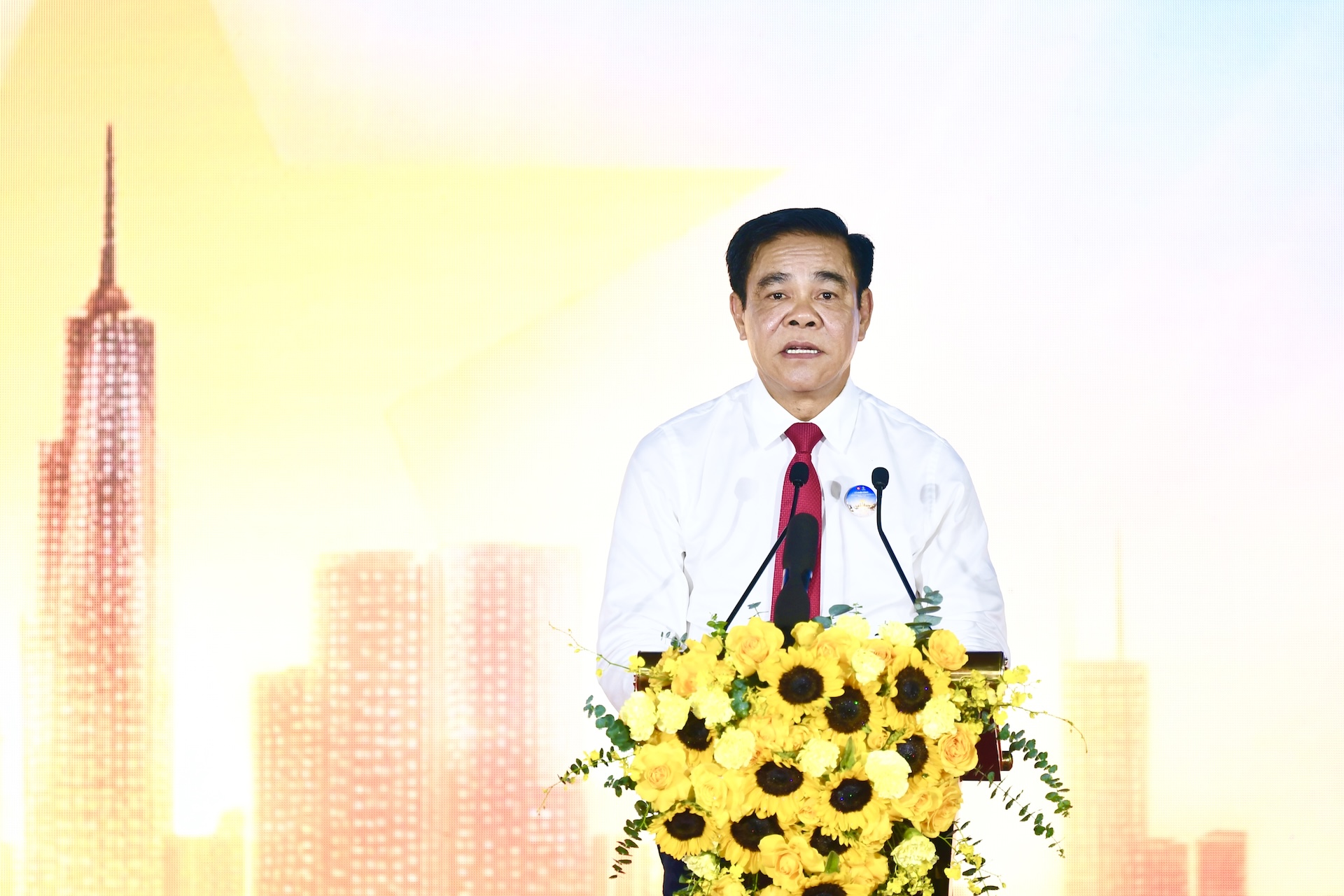 Chủ tịch UBND tỉnh Nghệ An đánh giá cao vai trò của dự án đối với định hướng phát triển đô thị trong giai đoạn mới. Ảnh: Ánh Dương.
