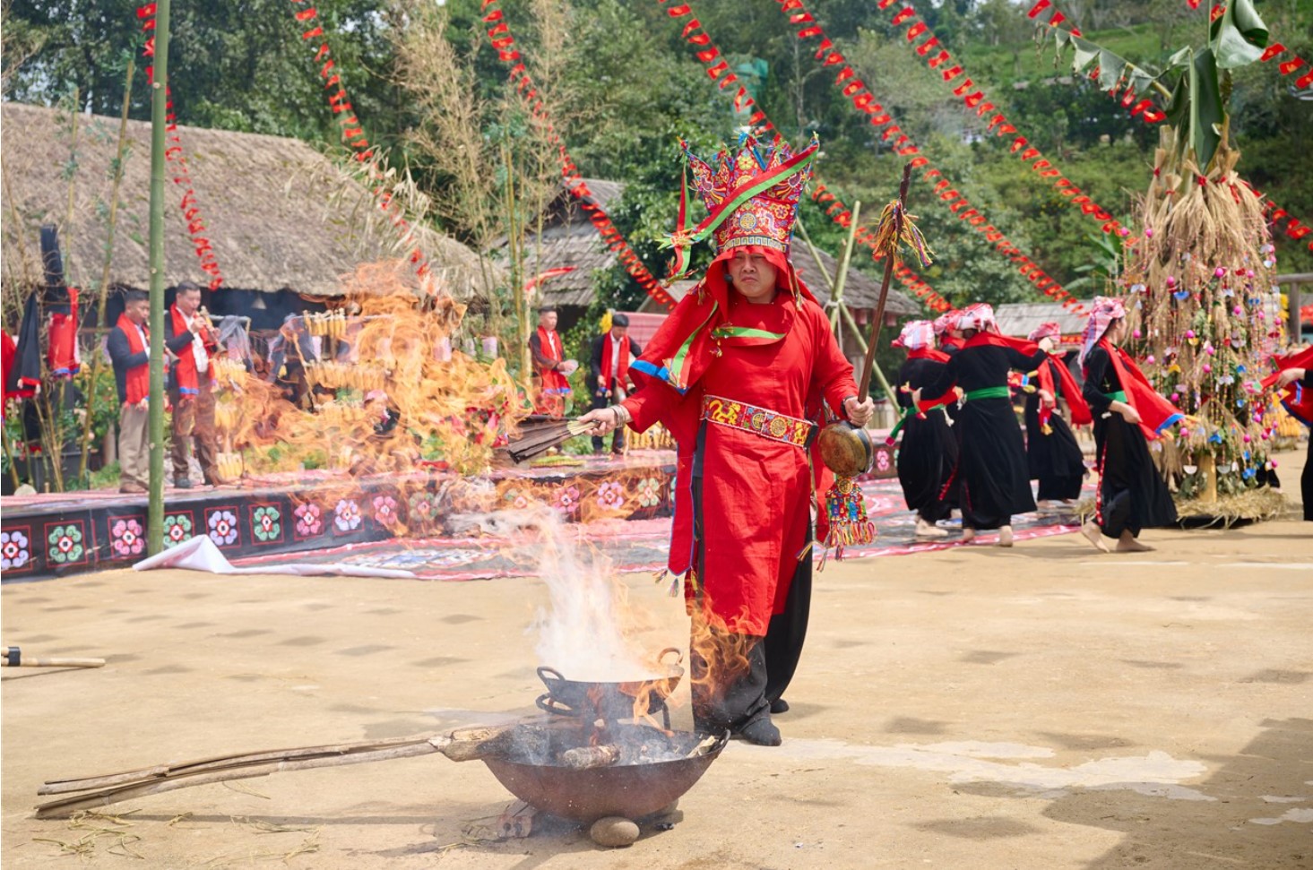 Lễ hội còn đưa du khách đến gần hơn với những nghi lễ mùa màng lâu đời của đồng bào Tây Bắc. Hai nghi lễ Cơm mới của người Tày và người Thái được tái hiện tại lễ hội, gửi gắm lòng biết ơn cùng ước nguyện về một năm no đủ, bình an. “Tôi từng xem nhiều chương trình văn hóa trong các chuyến du lịch, nhưng ở đây, tôi có cảm giác mình thực sự bước vào một ngày hội của người dân bản địa”, anh Nguyễn Anh Tuấn –Du khách đến từ Hải Phòng chia sẻ.