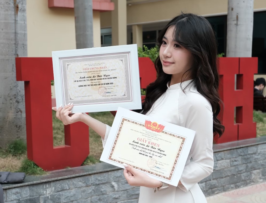 Lê Bảo Ngọc nhận giấy chứng nhận “Gương mặt trẻ tiêu biểu cấp cơ sở” và “Sinh viên có thành tích học tập cao nhất lớp” năm học 2024-2025. Ảnh: NV