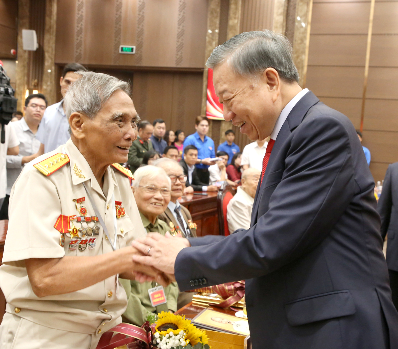 Đồng chí Tổng Bí thư, Chủ tịch nước Tô Lâm trao Huy hiệu Đảng tặng đảng viên lão thành thuộc Đảng bộ Thành phố Hà Nội.