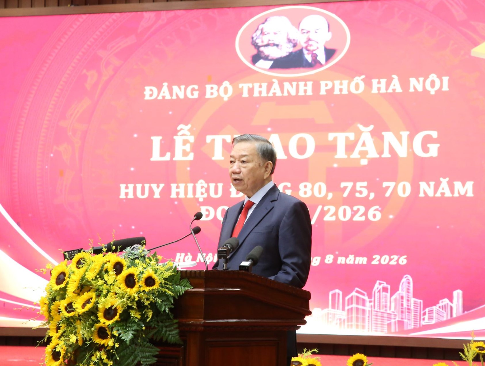 Đồng chí Tổng Bí thư, Chủ tịch nước Tô Lâm phát biểu chúc mừng các đồng chí đảng viên lão thành thuộc Đảng bộ Thành phố Hà Nội được nhận Huy hiệu Đảng đợt 2/9.