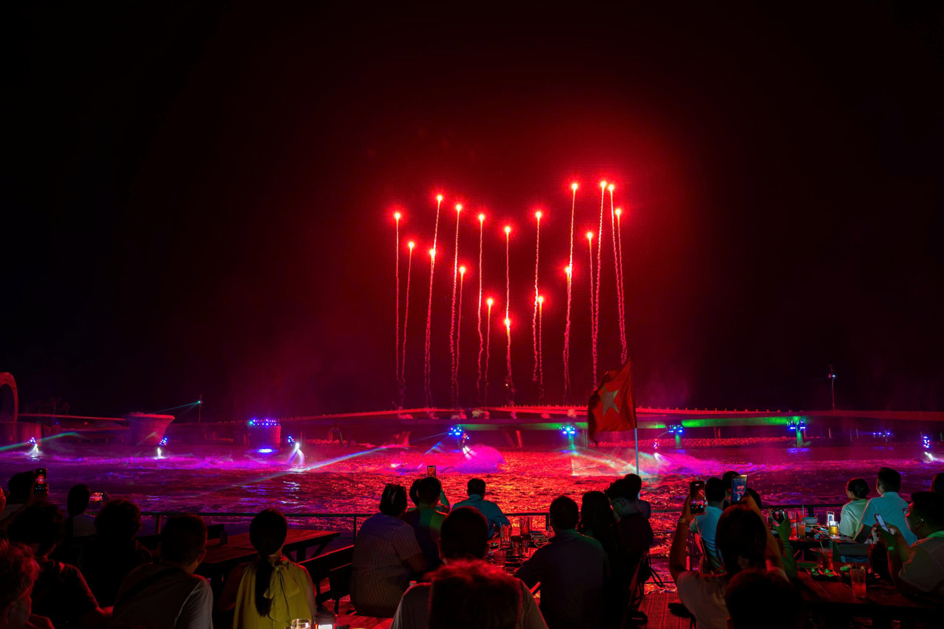 Tại show diễn Bản giao hưởng đại dương – Symphony of the Sea, những chùm pháo hoa tầm cao bất ngờ kết thành hình trái tim trên nền trời đêm. Khoảnh khắc ấy mang theo thông điệp “Tổ quốc trong tim”, tạo nên một hình ảnh vừa đẹp mắt, vừa khơi gợi niềm tự hào trong lòng người xem.