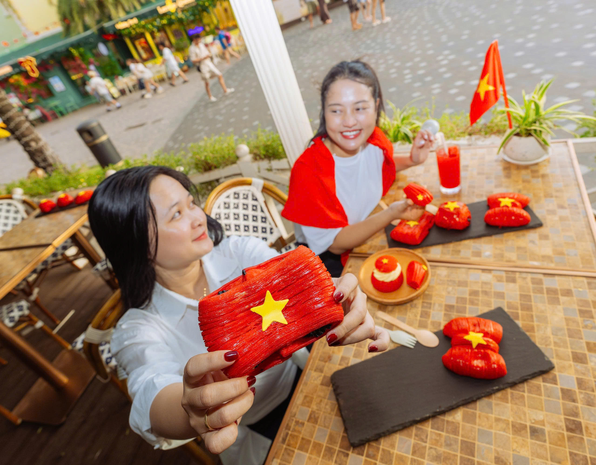 Hình ảnh lá quốc kỳ xuất hiện trên từng chiếc bánh tạo ấn tượng khiến nhiều du khách thích thú.