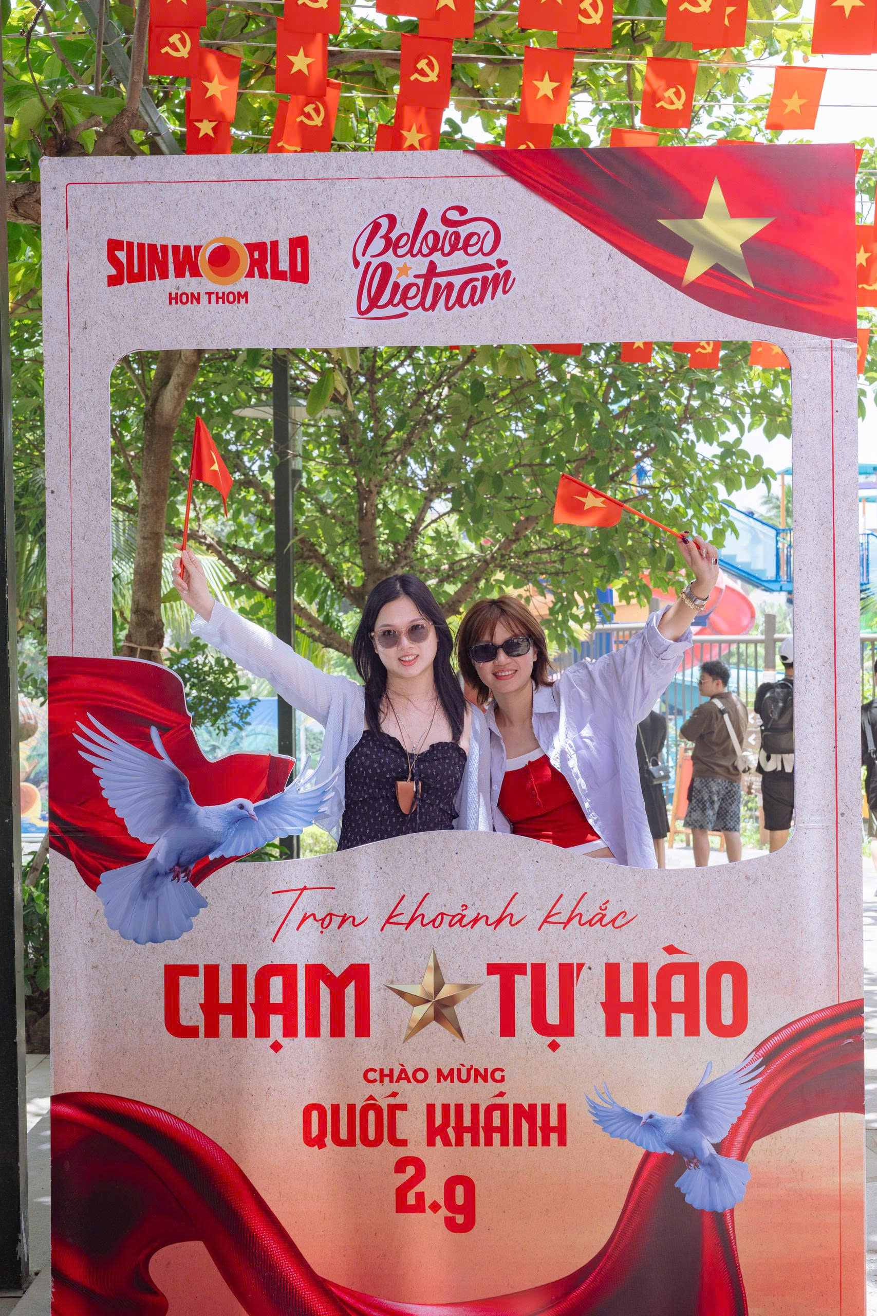 Nổi bật trong số đó là khung hình mang tên “Tấm Vé Tự Hào”, nơi sắc đỏ sao vàng trở thành phông nền cho những bức ảnh kỷ niệm.