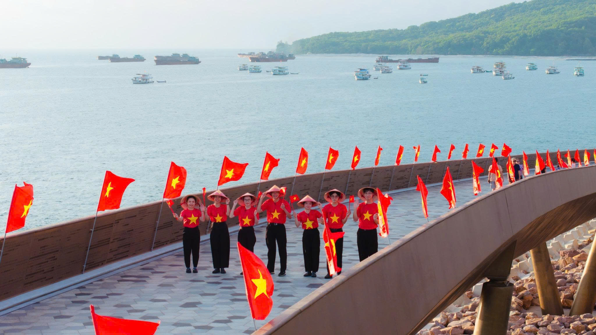 Tại Thị trấn Hoàng Hôn (Sunset Town), không khí ngày hội bắt đầu từ những con đường uốn quanh triền đồi. Hàng nghìn lá cờ đỏ sao vàng nối dài qua những dãy nhà mang phong cách Địa Trung Hải, theo chân du khách tới quảng trường, bến cảng và những điểm ngắm hoàng hôn nổi tiếng.